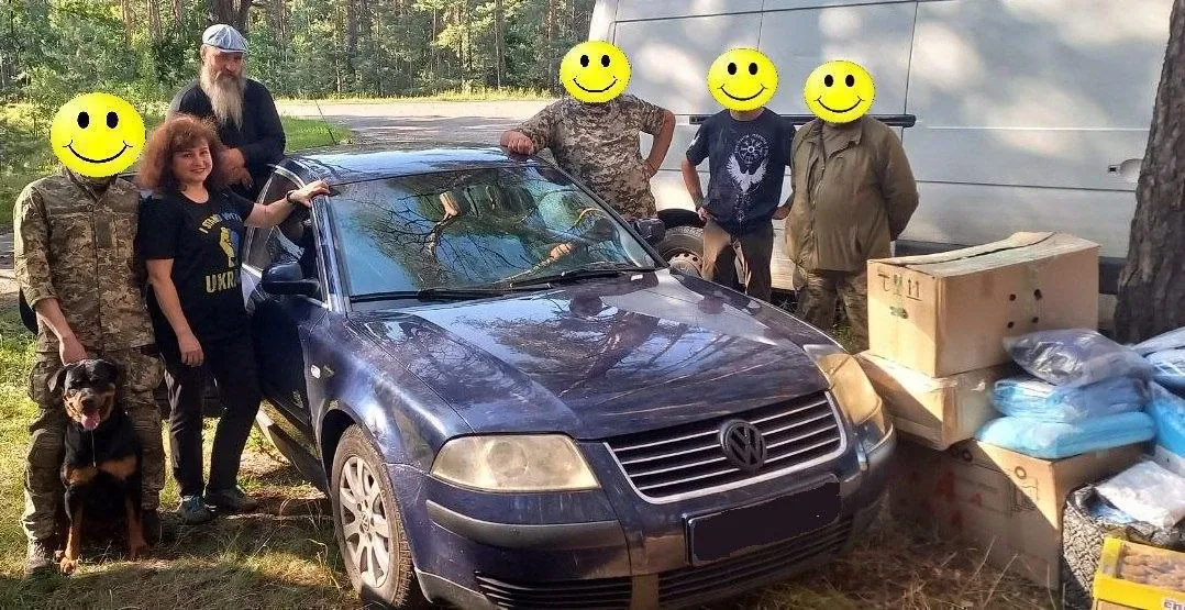 Військові та волонтери біля автівки з вантажем допомоги
