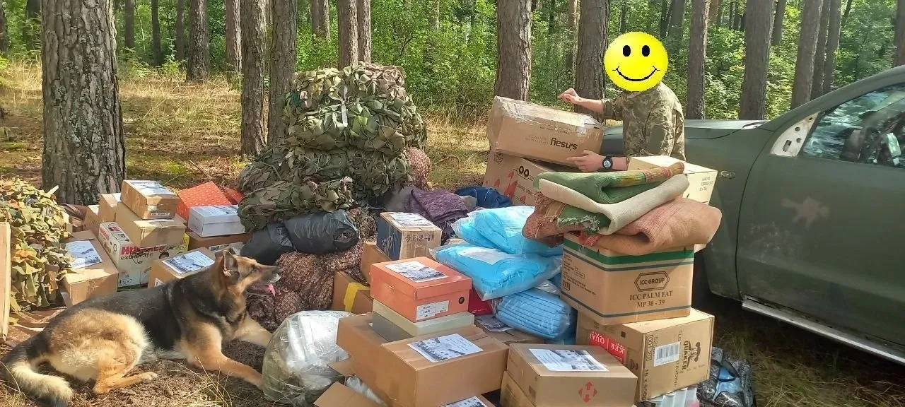 Розвантажений гуманітарний вантаж: коробки, каремати й маскувальні сітки